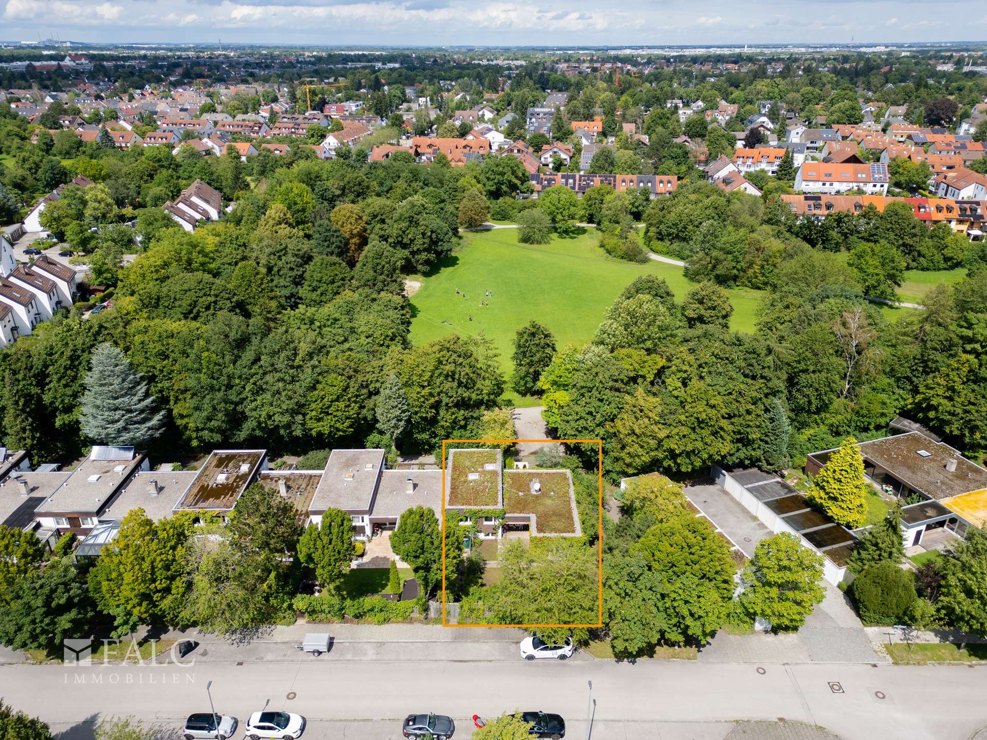 Gebäude mit Parkanlage